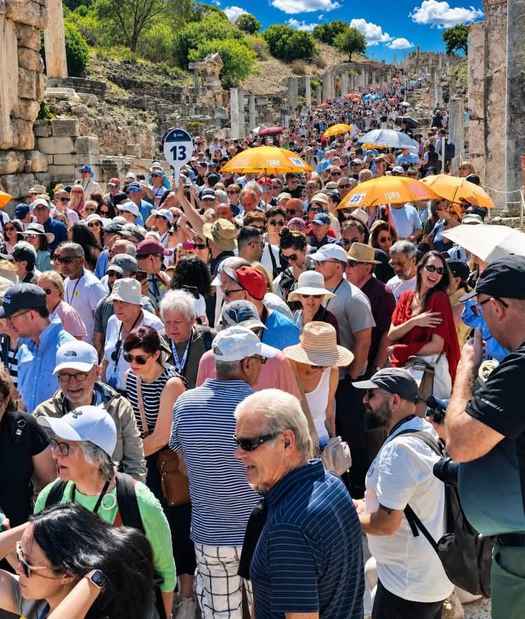 <p>Kurban Bayramı tatili boyunca T&uuml;rkiye&rsquo;nin d&ouml;rt bir yanındaki tarihi ve k&uuml;lt&uuml;rel rotalar ziyaret&ccedil;i akınına uğradı. Bayram d&ouml;neminde oluşan ziyaret&ccedil;i hareketliliği, T&uuml;rkiye'nin k&uuml;lt&uuml;r turizmindeki canlı tabloyu bir kez daha ortaya koydu.</p>
