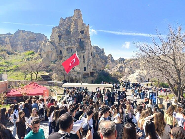 <p>K&uuml;lt&uuml;r ve Turizm Bakanlığına bağlı m&uuml;ze ve &ouml;ren yerlerinde 1 milyon 514 bin 211 ziyaret&ccedil;i ağırlanırken Efes, Hierapolis, G&ouml;beklitepe, Zelve-Paşabağlar ve Zeugma Mozaik M&uuml;zesi en &ccedil;ok tercih edilen k&uuml;lt&uuml;r durakları arasında yer aldı.</p>
