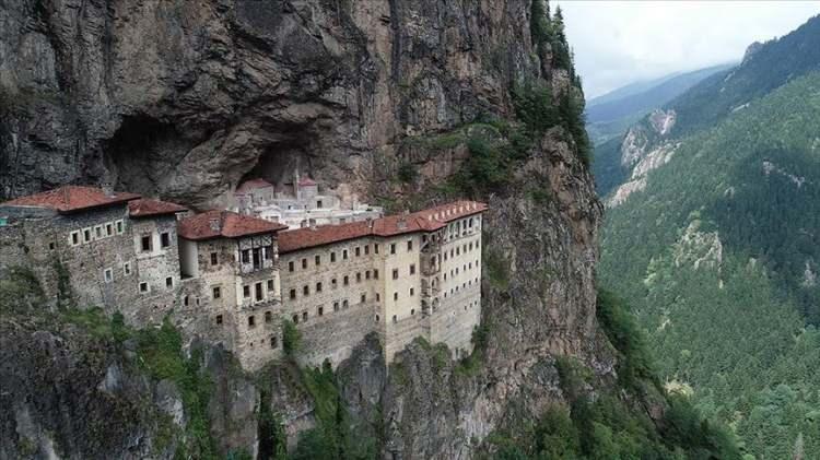 <p>G&ouml;reme &Ouml;ren Yeri 48 bin 291 ziyaret&ccedil;iyle listenin devamında &ouml;ne &ccedil;ıkarken, Trabzon S&uuml;mela Manastırı 37 bin 562, Antalya Phaselis &Ouml;ren Yeri 33 bin 919 kişi tarafından ziyaret edildi.&nbsp;&nbsp;</p>

<p>​</p>
