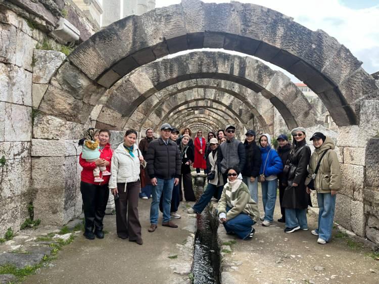 <p>M&uuml;ze ve &ouml;ren yerlerinde kaydedilen yoğunluk, bir&ccedil;ok destinasyonda dikkat &ccedil;eken ziyaret&ccedil;i sayılarına ulaşıldığını g&ouml;sterdi.</p>

