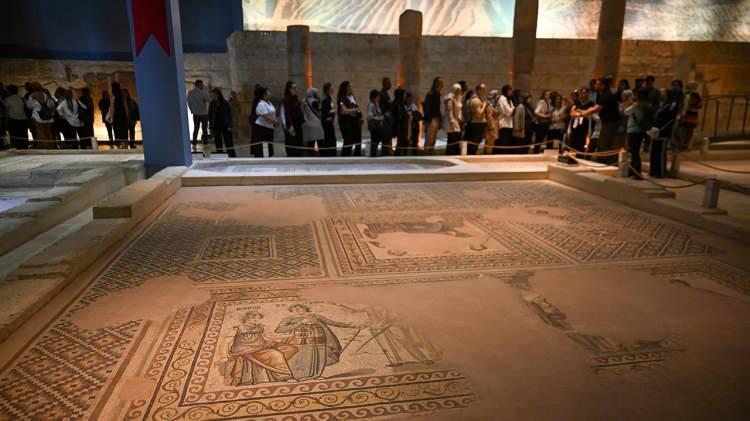 <p>Bakan Ersoy, bayramda en &ccedil;ok ziyaret edilen k&uuml;lt&uuml;r duraklarını ş&ouml;yle sıraladı: "Efes &Ouml;ren Yeri &ndash; 119 bin 143 ziyaret&ccedil;i, Hierapolis (Pamukkale) &Ouml;ren Yeri &ndash; 113 bin 34 ziyaret&ccedil;i, G&ouml;beklitepe &Ouml;ren Yeri &ndash; 65 bin 446 ziyaret&ccedil;i, Zelve-Paşabağlar &Ouml;ren Yeri &ndash; 55 bin 492 ziyaret&ccedil;i, Gaziantep Zeugma Mozaik M&uuml;zesi &ndash; 48 bin 843 ziyaret&ccedil;i. K&uuml;lt&uuml;rel mirasımıza g&ouml;sterdikleri yoğun ilgi i&ccedil;in t&uuml;m ziyaret&ccedil;ilerimize teşekk&uuml;r ediyorum.&rdquo;</p>

<p>&nbsp;</p>
