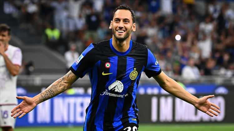 <p>Fenerbah&ccedil;e Başkan Adayı Hakan Safi, Inter forması giyen milli futbolcu Hakan &Ccedil;alhanoğlu ile 3 yıl ve sezonluk 9 milyon euro karşılığında anlaşmaya vardı.</p>

<p>(SABAH)</p>

<p>&nbsp;</p>
