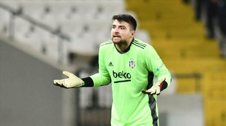 <p>Beşiktaş'la s&ouml;zleşmesi bu ayın sonunda bitecek Ersin Destanoğlu'nun takımdaki geleceği hen&uuml;z netleşmedi. Avrupa'dan bazı takımların gen&ccedil; kalecinin durumunu takip ettiği, Girona'nın ilgisine 25 yaşındaki oyuncunun olumlu yaklaşmadığı belirtildi.</p>

<p>(FANATİK)</p>

<p>&nbsp;</p>
