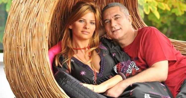<p><strong>İddialara g&ouml;re Coşkun'a <em>4 milyon dolar tazminat,</em> <em>Bodrum'da bir ev,</em> <em>gayrimenkuller</em> ve<em> &ccedil;ocukları adına &ccedil;eşitli m&uuml;lkeler </em>tahsis edildi. Ayrıca &uuml;nl&uuml; ismin oğlu Ali Sadi i&ccedil;in aylık<em> 10 bin dolar</em> nafaka &ouml;dediği belirtiliyor.&nbsp;</strong></p>

<p>&nbsp;</p>
