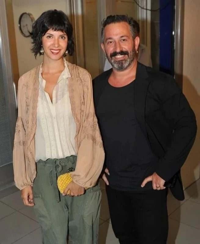 <p><span style="color:#800000"><strong>CEM YILMAZ MİLYON DOLARLIK &Ouml;DEME YAPTI</strong></span></p>

<p><strong>&Uuml;nl&uuml; komedyen <span style="color:#800000">Cem Yılmaz</span> eski eşi <span style="color:#800000">Ahu Yağtu</span> ile boşanma s&uuml;recinde oğlu <span style="color:#800000">Kemal</span> i&ccedil;in aylık <em>10 bin dolar</em> nafaka &ouml;derken Yağtu'ya ise<em> 500 bin dolar</em> tazminat verdiği kamuoyuna yansımıştı.</strong></p>
