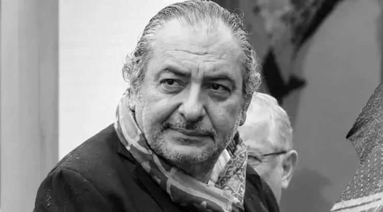 <p>Gazeteci Reha Muhtar, bir s&uuml;redir tedavi g&ouml;rd&uuml;ğ&uuml; Muğla'nın Bodrum il&ccedil;esindeki hastanede 66 yaşında hayatını kaybetti. 28 Mayıs'ta evinde rahatsızlanan Muhtar, kaldırıldığı &ouml;zel hastanede kalp yetmezliği teşhisiyle tedavi altına alınmıştı.</p>
