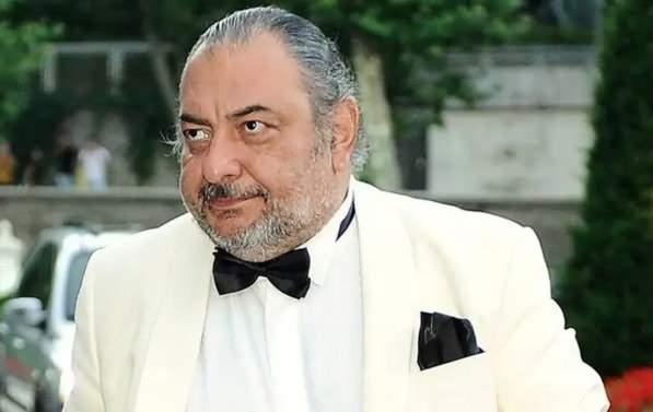 <p>&Uuml;nl&uuml; şarkıcı paylaşımında, <strong>"Evet, Reha Muhtar Hakk'ın rahmetine kavuşmuş. Allah rahmet eylesin. Mekanı cennet olsun. Allah varsa g&uuml;nahları affetsin. Ben '&ouml;b&uuml;r tarafta hesaplaşacağım' demiştim. Lakin bu hastalığı beni de &ccedil;ok &uuml;zm&uuml;şt&uuml;. O y&uuml;zden ben hakkımı helal ettim. Allah rahmet eylesin. Mekanı cennet olsun inşallah"</strong> ifadelerini kullandı.</p>
