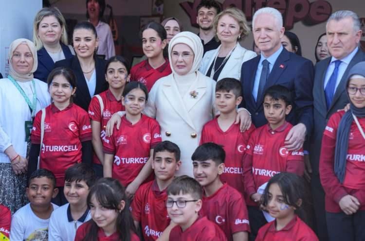 <p><span style="color:#800000"><strong>"İSTANBUL MEDENİYETLERİN BULUŞTUĞU YER"</strong></span></p>

<p><strong>A&ccedil;ılış konuşması yapan Emine Erdoğan, İstanbul'un insanlığın ortak hafızasını taşıyan, medeniyetlerin buluştuğu, d&uuml;nyanın en uzun &ouml;m&uuml;rl&uuml; başkenti olduğunu belirterek forumda 183 &uuml;lkeden temsilci, 500'&uuml; aşkın kurum ve kuruluş ve 5 binden fazla katılımcıyı ağırladıklarını s&ouml;yledi.</strong></p>
