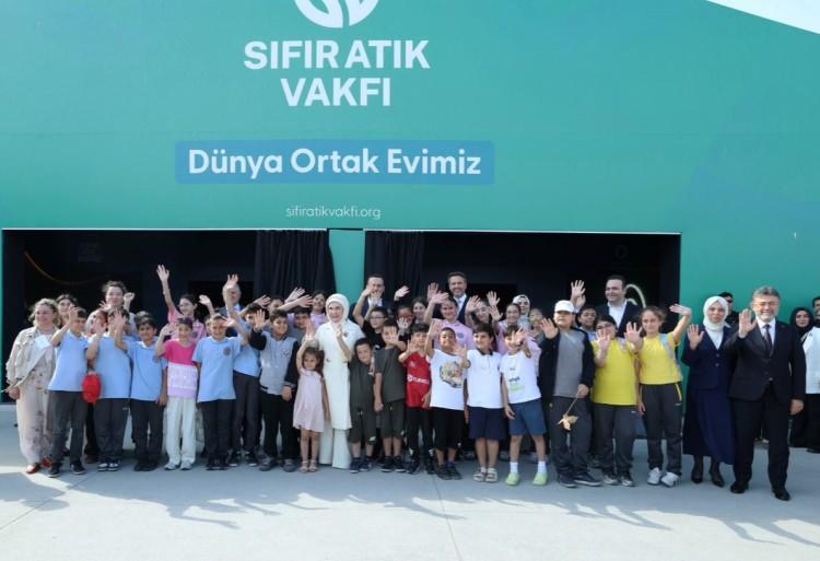 <p><strong>A&ccedil;ılış,&nbsp;<span style="color:#800000">Cumhurbaşkanı Recep Tayyip Erdoğan'ın eşi Emine Erdoğan'ın</span> katılımıyla ger&ccedil;ekleştirildi.</strong></p>
