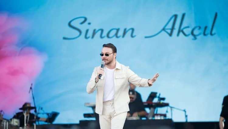 <p><strong>Panellerin yanı sıra d&uuml;zenlenen konser etkinlikleri de katılımcılardan yoğun ilgi g&ouml;r&uuml;rken, konserin ilk g&uuml;n&uuml;nde&nbsp;<span style="color:#B22222">Mazhar Alanson</span> ve <span style="color:#B22222">Rafet El Roman </span>sahne aldı.</strong></p>
