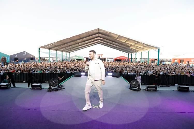 <p><span style="color:#800000"><strong>SİNAN AK&Ccedil;IL VE EMRE AYDIN R&Uuml;ZGARI ESTİ</strong></span></p>

<p><strong>Ge&ccedil;tiğimiz g&uuml;n ise &uuml;nl&uuml; şarkıcı <span style="color:#800000">Sinan Ak&ccedil;ıl </span>ve <span style="color:#800000">Emre Aydın</span>&nbsp;sevenleriyle buluştu.</strong></p>
