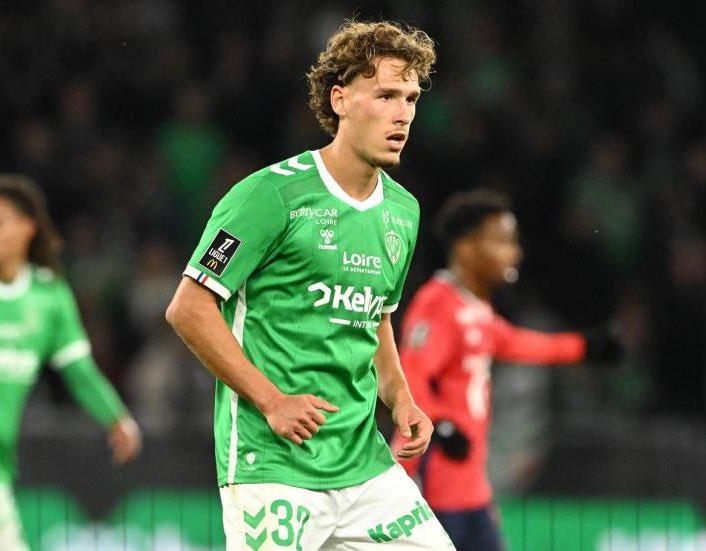 <p>Beşiktaş Futbol Direkt&ouml;r&uuml; &Ouml;nder &Ouml;zen, Bel&ccedil;ikalı golc&uuml; Lucas Stassin i&ccedil;in ilk hamlesini yaptı. &Ouml;zen, Fransa 2. Lig takımı Saint Etienne forması giyen 21 yaşındaki forvet i&ccedil;in eski dostu Hasan &Ccedil;etinkaya'dan detaylı bilgi aldı.</p>

<p>(FOTOMA&Ccedil;)</p>

<p>&nbsp;</p>

