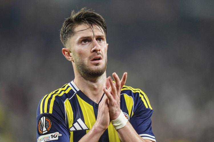 <p>Son iki sezonda Fransa'dan gelen teklifleri "Fenerbah&ccedil;e'de şampiyon olmak istiyorum." diyerek reddeden İsmail Y&uuml;ksek, artık ayrılığa &ccedil;ok yakın. Milli oyuncuyu Fransa ve Almanya'dan 4 kul&uuml;p istiyor.</p>

<p>(FOTOMA&Ccedil;)</p>

<p>&nbsp;</p>
