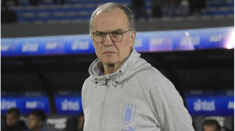 <p>Beşiktaş'ta teknik direkt&ouml;r adayları arasında Marcelo Bielsa yazıldı. Uruguay Milli Takımı ile D&uuml;nya Kupası'na katılacak 70 yaşındaki Arjantinli hoca i&ccedil;in &Ouml;nder &Ouml;zen'den olumlu rapor geldi. &Ouml;zen'in Serdal Adalı'ya Bielsa'yı teklif ettiği &ouml;ne s&uuml;r&uuml;ld&uuml;. Adalı'nın s&uuml;rpriz &ouml;neri sonrası vereceği karar merak konusu haline geldi.</p>

<p>(FOTOMA&Ccedil;)</p>

<p>&nbsp;</p>
