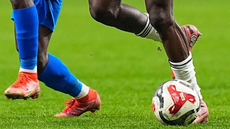 <p><strong>D&Uuml;NYA KUPASI'NDA FORMA GİYEMEYECEK S&Uuml;PER LİG YILDIZLARI...</strong><br />
<br />
Galatasaray, Fenerbah&ccedil;e, Beşiktaş ve Trabzonspor'da D&uuml;nya Kupası'na katılamayan &uuml;lkelerin bir&ccedil;ok yıldız futbolcusu forma giyiyor.<br />
<br />
<strong>İşte o isimler</strong><br />
&nbsp;</p>
