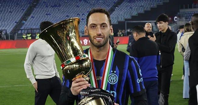 <p>Değeri 16 milyon euro olan Hakan &Ccedil;alhanoğlu'nun kul&uuml;b&uuml;yle 1 yıl daha s&ouml;zleşmesi bulunuyor.</p>
