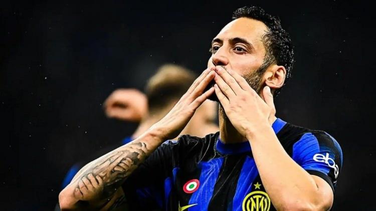 <p><strong>HAKAN SAFİ'DEN HAKAN &Ccedil;ALHANOĞLU BOMBASI</strong></p>
