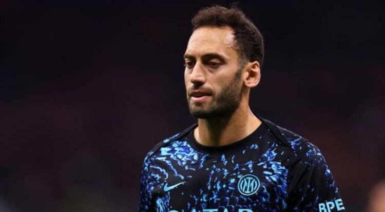 <p>Safi'nin Inter forması giyen milli futbolcu Hakan &Ccedil;alhanoğlu i&ccedil;in yıllık 12 milyon euro maaş &ouml;nerdiği belirtildi.<br />
<br />
​(S&Ouml;ZC&Uuml;)&nbsp;</p>
