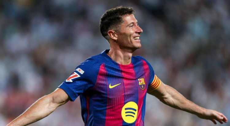 <p>Fenerbah&ccedil;e başkan adayı Hakan Safi, Barcelona'dan ayrılan Robert Lewandowski ile yıllık 10 milyon Euro karşılığında 2 senelik anlaşma sağladı.<br />
<br />
(SABAH)</p>
