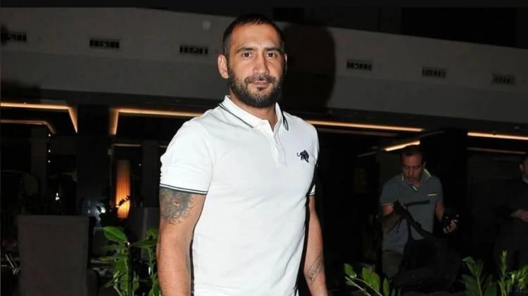 <p><strong>İstanbul Cumhuriyet Başsavcılığı'nın y&uuml;r&uuml;tt&uuml;ğ&uuml; uyuşturucu soruşturması kapsamında eski futbolcu &Uuml;mit Karan g&ouml;zaltına alınmıştı. İlk kez hakim karşısına &ccedil;ıkan Karan'ın mahkeme heyetinin kararıyla yurt dışına &ccedil;ıkış yasağıyla tahliye edildiği &ouml;ğrenildi.</strong></p>
