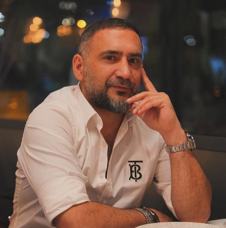 <p><strong>Karan ve avukatlarının hazır bulunduğu oturumda, eski futbolcu aylık gelirinin 700 bin TL olduğunu belirterek, su&ccedil;lamaların eski sevgilisinin bir intikam planı olduğunu ileri s&uuml;rd&uuml;.</strong></p>
