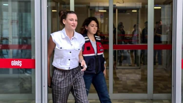 <p><strong><span style="color:rgb(178, 34, 34)">SERENAY SARIKAYA NEGATİF</span></strong></p>

<p>Adli Tıp Kurumu tarafından kan ve sa&ccedil; &ouml;rneği alınan ve test sonucu negatif &ccedil;ıkan &uuml;nl&uuml; isimler ise;</p>
