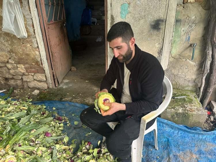<p>Normalde pazarcılık yaptığını ancak sezonun a&ccedil;ılmasıyla enginar soyumuna y&ouml;neldiğini belirten Nizamsever, "Sezonumuz başladı, biz soyucuyuz. Yaklaşık 10 yıldır bu işi yapıyorum ve sezonumuz 3 ay s&uuml;r&uuml;yor. Enginar soymanın tanesi 8 liradan başlayıp 15 liraya kadar &ccedil;ıkıyor. Sadece 3 g&uuml;nl&uuml;k işi olan m&uuml;şteriye tane başı 12-13 liradan soyarken, s&uuml;rekli işi olanlar i&ccedil;in bu fiyatı 7-8 liraya kadar indiriyoruz. G&uuml;nde bin adet enginar soyuyorum. Bu da g&uuml;nl&uuml;k 8 bin liradan ayda 240 bin lirayı buluyor" dedi.&nbsp;</p>

<p>&nbsp;</p>
