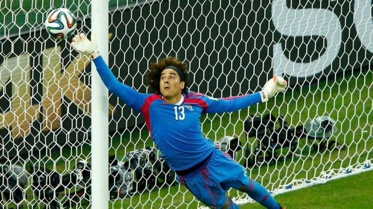 <p>Meksika'nın tecr&uuml;beli kalecisi Guillermo Ochoa, 2026'da 6. kez D&uuml;nya Kupası'nda forma giyecek. D&uuml;nya Kupası kariyerine 2006'da başlayan tecr&uuml;beli eldiven, daha sonra oynanan 4 turnuvada da takımını yalnız bırakmadı. Ochoa, 2026'da da oynayarak 6'şar kez organizasyonda forma giyen Lionel Messi ve Cristiano Ronaldo'yla rekora ortak olacak.</p>

