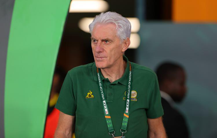 <p>G&uuml;ney Afrika Milli Takım'ın teknik direkt&ouml;rl&uuml;ğ&uuml;n&uuml; Trabzonspor'un eski antren&ouml;rlerinden Hugo Broos yapıyor.</p>

