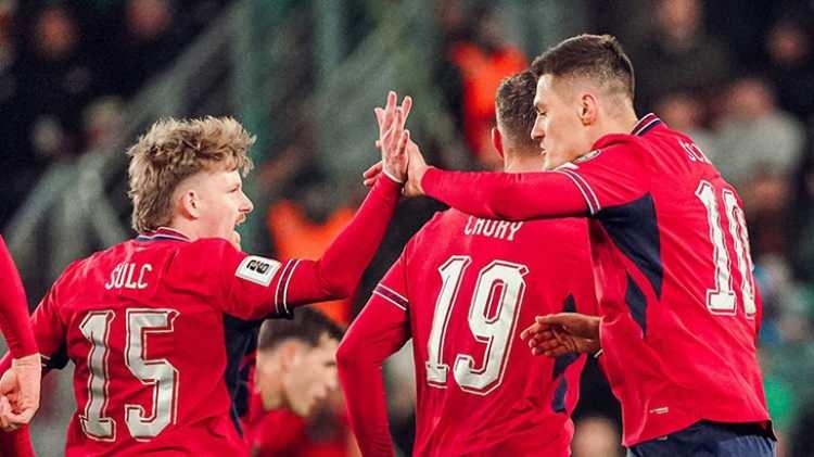 <p>&Ccedil;ekler, Avrupa Elemeleri'nde grubunu 5 galibiyet, 2 mağlubiyet ve 1 beraberlikle Hırvatistan'ın ardından ikinci sırada tamamlayarak play-off etabına y&uuml;kseldi. Play-off yarı finalinde İrlanda'yla oynanan m&uuml;sabakada 2-0 geriye d&uuml;şmesine rağmen 27 ve 86. dakikalarda bulduğu gollerle m&uuml;sabakayı uzatmalara ve penaltılara g&ouml;t&uuml;ren &Ccedil;ekya Milli Takımı, penaltılarda rakibini saf dışı bırakırken, play-off finalinde de Danimarka'yı yine penaltılarla ge&ccedil;erek 2026 D&uuml;nya Kupası'nda oynamaya hak kazandı.</p>
