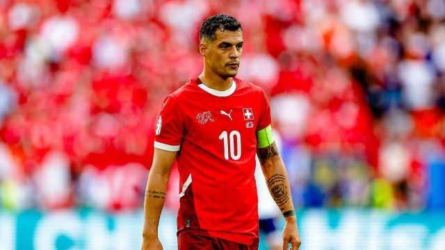 <p>Takımın en &ouml;nemli isimleri arasında Sunderland forması giyen kaptan Granit Xhaka, Inter'in savunma oyuncusu Manuel Akanji ve Nottingham Forest'ta forma giyen Dan Ndoye yer alıyor. Ayrıca tecr&uuml;beli sol bek Ricardo Rodriguez de savunmadaki liderliğiyle takımın &ouml;nemli par&ccedil;alarından biri olmayı s&uuml;rd&uuml;r&uuml;yor.</p>
