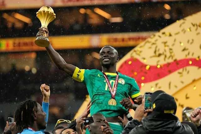 <p>Senegal milli takımı, 2026 D&uuml;nya Kupası &ouml;ncesinde takımın liderliğini Al Nassr forması giyen Sadio Mane &uuml;stlenirken, Avrupa'nın &ouml;ne &ccedil;ıkan kul&uuml;plerinde forma giyen gen&ccedil; isimler kadronun yeni iskeletini oluşturuyor.</p>
