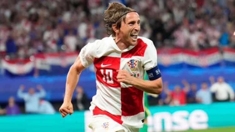 <p>Takımın &ouml;ne &ccedil;ıkan isimleri arasında takım kaptanlığıyla birlikte oyunun kurucu rol&uuml;n&uuml; &uuml;stlenen Luka Modric'in yanı sıra Manchester City&rsquo;de oynayan ve savunmanın lideri Josko Gvardiol ve PSV&rsquo;de h&uuml;cum hattına tecr&uuml;be ve &uuml;retkenlik katan Ivan Perisic yer alıyor.</p>
