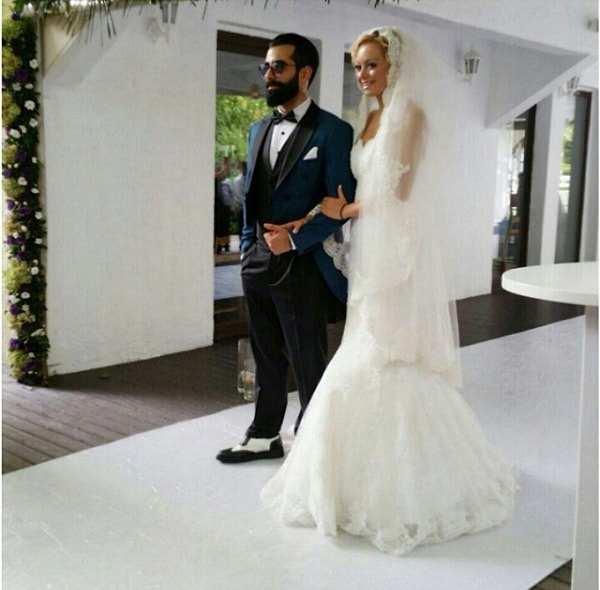 <p>Eşi Sinem Aksoy ile yıllarca g&ouml;r&uuml;şmediklerini ve yeniden bir araya geldikleri gece evlenmeye karar verdiklerini anlattı.</p>
