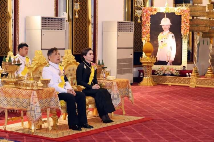 <p>Tayland&rsquo;da ge&ccedil;tiğimiz g&uuml;nlerde hayatını kaybeden 47 yaşındaki Prenses Bajrakitiyabha Mahidol i&ccedil;in cenaze t&ouml;reni d&uuml;zenlendi.<br />
<br />
Tayland Kralı Maha Vajiralongkorn'un en b&uuml;y&uuml;k kızı olan Prenses Bajrakitiyabha Mahidol, başkent Bangkok'ta d&uuml;zenlenen kraliyet cenaze t&ouml;reniyle son yolculuğuna uğurlandı.</p>
