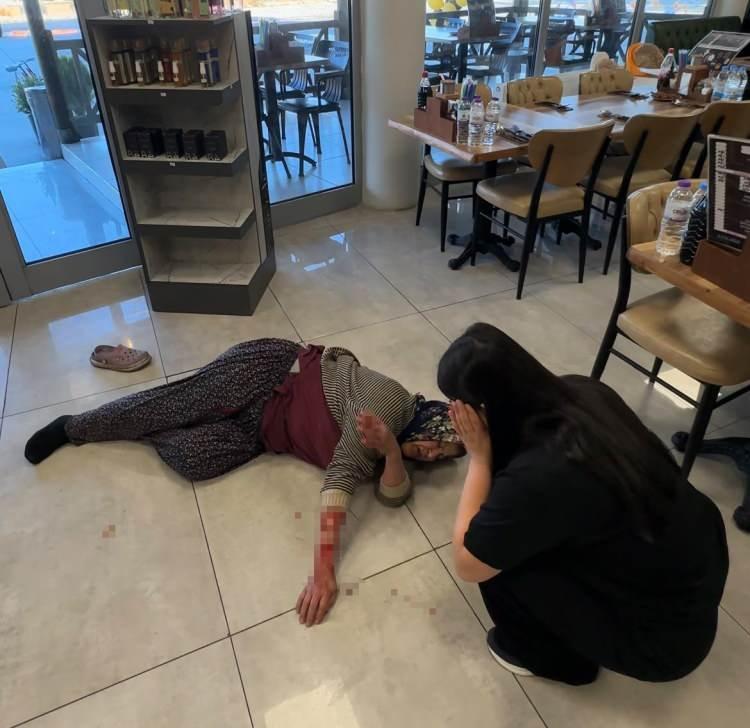 <p>Afyonkarahisar'da kızıyla birlikte dinlenme tesisine gelen&nbsp;Feride Hozer'e (53) saldıran başıboş sokak k&ouml;peği, kadının kolunu par&ccedil;aladı.<strong><em> K&ouml;pek, yaralı kadına zarar vermek i&ccedil;in tesise girmeye &ccedil;alıştı.</em></strong></p>
