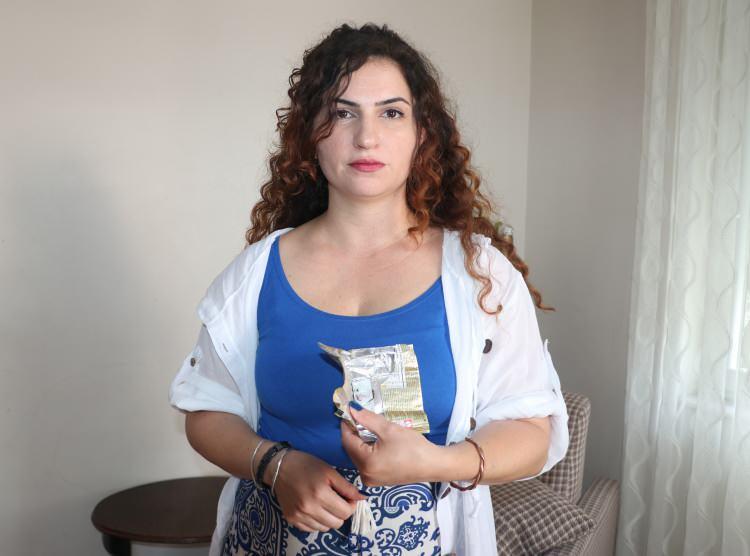 <p><span style="color:#A52A2A"><strong>"UZUN S&Uuml;RE GELMEYİNCE YANINA GİTTİM"</strong></span></p>

<p>&nbsp;</p>

<p>Yaşadıkları s&uuml;reci anlatan anne İlay B&uuml;y&uuml;k&ouml;zer, olayın ailece film izledikleri sırada meydana geldiğini belirterek, ş&ouml;yle konuştu:&nbsp;</p>

<p>&nbsp;</p>

<p><strong><em>"Oğlum tatlı yemek istedi. Mutfağa gittiğinde marketten aldığımız &ccedil;ikolatalı keki yemiş. <span style="color:#A52A2A">Kekin i&ccedil;inden &ccedil;ıkan paketi &ccedil;ikolata sosu sanıp &uuml;zerine d&ouml;km&uuml;ş.</span> </em></strong></p>

<p>&nbsp;</p>

<p><strong><em>Uzun s&uuml;re gelmeyince yanına gittim. Boş paketleri g&ouml;r&uuml;nce bunları yiyip yemediğini sordum. Bana '&Ccedil;ikolata sosu değil miydi?' dedi.</em></strong></p>

<p>&nbsp;</p>

<p><strong><em>O an &ccedil;ok panik olduk. Hemen Zehir Danışma Merkezi'ni aradık. Daha &ouml;nce b&ouml;yle bir olayla karşılaşmadıklarını s&ouml;ylediler. </em></strong></p>

<p>&nbsp;</p>

<p><strong><em>İ&ccedil;eriğini sordular. Kokusunun demir gibi olduğunu s&ouml;yleyince vakit kaybetmeden acile gitmemizi istediler."</em></strong></p>
