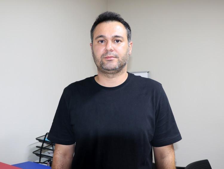 <p>Antalya Gıda M&uuml;hendisleri Odası Başkanı Ali Manavoğlu, gıda ambalajlarında kullanılan nem ve oksijen tutucu paketlerin &uuml;r&uuml;nlerin raf &ouml;mr&uuml;n&uuml; uzatmak amacıyla tercih edildiğini s&ouml;yledi.</p>

<p>&nbsp;</p>

<p>Manavoğlu, <strong><em>&ldquo;Gıda ambalajlarının i&ccedil;erisinde bulunan oksijen, &uuml;r&uuml;nlerin daha hızlı bozulmasına neden oluyor. Bu nedenle vakumlama, azot kullanımı ya da nem ve oksijen tutucu paketlerle ambalaj i&ccedil;erisindeki oksijen absorbe edilerek &uuml;r&uuml;nlerin daha uzun s&uuml;re muhafaza edilmesi sağlanıyor."</em></strong> dedi.</p>
