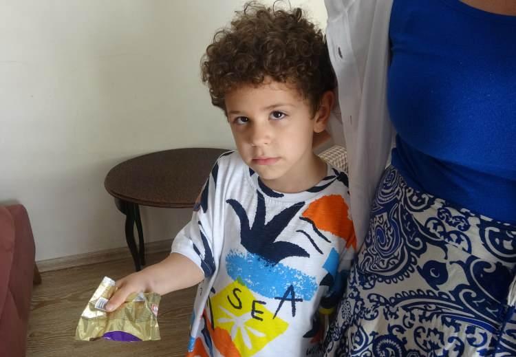 <p>Bu t&uuml;r maddelerin t&uuml;ketilmesi halinde vakit kaybetmeden sağlık kuruluşuna başvurulması gerektiğini vurgulayan Manavoğlu, <strong><em>&ldquo;&Ouml;zellikle demir tozu veya demir oksit i&ccedil;eren &uuml;r&uuml;nler bağırsaklarda ve sindirim sisteminde ciddi reaksiyonlara neden olabiliyor. B&ouml;yle bir durumda mutlaka tıbbi destek alınmalı" dedi.&nbsp;</em></strong></p>

<p>&nbsp;</p>

<p>&Uuml;reticilere de &ccedil;ağrıda bulunan Manavoğlu,<strong><em> &ldquo;Bu paketlerin kolay a&ccedil;ılmasını &ouml;nleyecek daha dayanıklı malzemeler kullanılabilir. Kolay yırtılmayan ambalajlar tercih edilmesi benzer olayların &ouml;n&uuml;ne ge&ccedil;ebilir."</em></strong> ifadelerini kullandı.</p>
