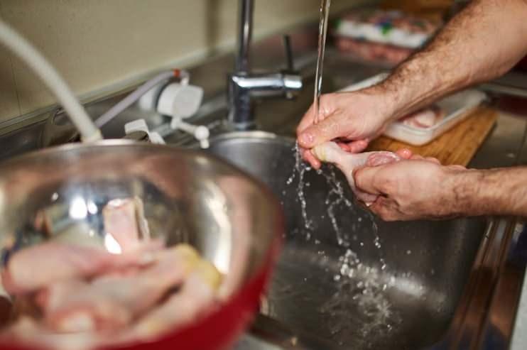 <p>1- TAVUK</p>

<p>&Ccedil;iğ tavuğun &uuml;zerinde doğal olarak bulunan "Campylobacter" ve "Salmonella" gibi &ouml;l&uuml;mc&uuml;l bakteriler, suyun basıncıyla birlikte lavaboya, tezg&acirc;ha ve mutfak ara&ccedil; gere&ccedil;lerinize g&ouml;r&uuml;nmez damlacıklarla sı&ccedil;rar. Bu y&uuml;zden &ccedil;iğ tavuğu yıkamak yerine doğrudan pişirin, sonrasında temas eden t&uuml;m y&uuml;zeyleri ve ellerinizi iyice temizleyin. Bu y&ouml;ntem gıda g&uuml;venliği a&ccedil;ısından daha sağlıklıdır.</p>

<p>&nbsp;</p>
