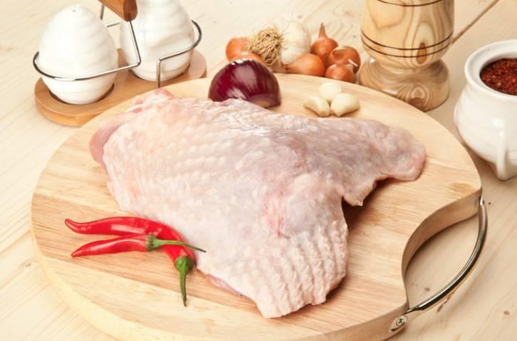 <p>5- HİNDİ ETİ</p>

<p>Hindi eti de tıpkı diğer k&uuml;mes hayvanları gibi b&uuml;nyesinde insan sağlığına zararlı mikroorganizmaları ve ağır bakteri kolonilerini barındırıyor. Bu nedenle uzmanlar hindi etininde yıkanmaması gerektiğinin altını &ccedil;iziyor.&nbsp;</p>
