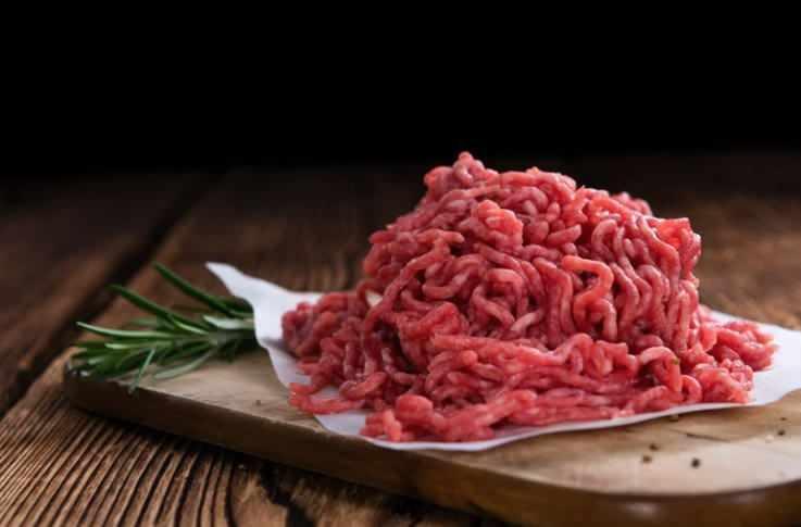 <p>10- KIYMA</p>

<p>Kıyma &ccedil;ektirirken bulunduğu alan hemen mikrop &uuml;remesine neden olur. Aynı zamanda i&ccedil;inde yer alan protein ve besin değerleri yok olur.&nbsp;</p>
