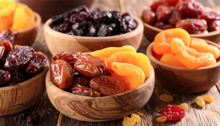 <p>13- KUŞ &Uuml;Z&Uuml;M&Uuml; VE KURU MEYVELER</p>

<p>Kuru meyveler, kuş &uuml;z&uuml;m&uuml; ve kuru kayısı gibi besinleri uzun s&uuml;re suda bekletmek ya da yıkamak, en sık yapılan hatalardan biri olarak g&ouml;steriliyor. Uzmanlar, suyla temas eden bu &uuml;r&uuml;nlerin lezzetini ve dokusunu kaybedebileceğini, bu nedenle gereksiz yere yıkanmalarının &ouml;nerilmediğini belirtiyor.&nbsp;</p>
