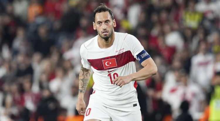 <p>Fenerbah&ccedil;e Başkanı Aziz Yıldırım, se&ccedil;im s&uuml;recinde Hakan Safi'nin anlaştığı milli futbolcu Hakan &Ccedil;alhanoğlu i&ccedil;in harekete ge&ccedil;iyor.&nbsp;</p>
