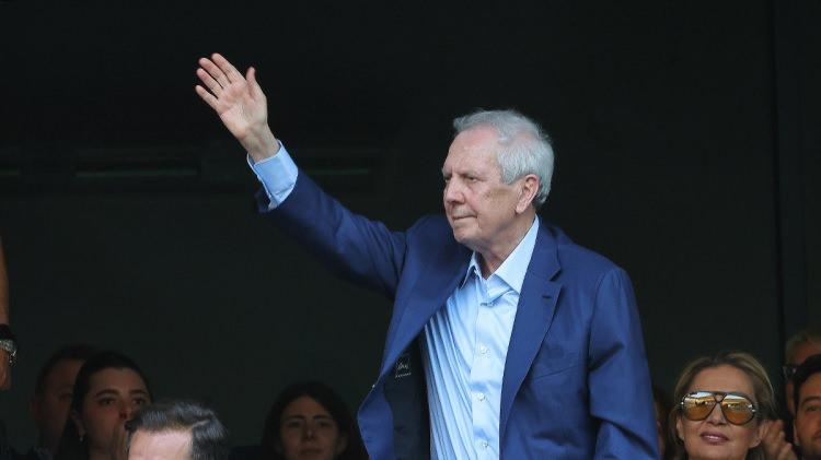 <p>Gelecek sezon kaliteli bir kadro kurmak isteyen Aziz Yıldırım, Fenerbah&ccedil;e'ye yeşil ışık yakan Hakan &Ccedil;alhanoğlu transferini rafa kaldırmadı.</p>
