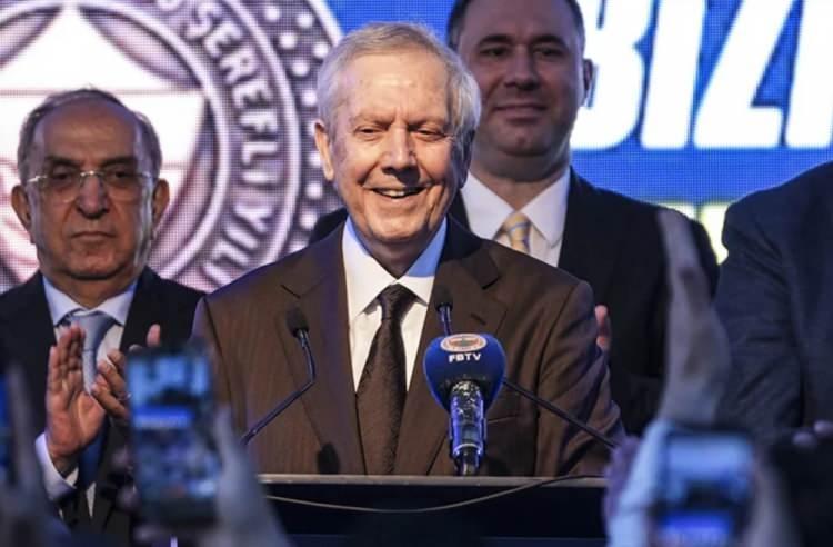 <p>Fenerbah&ccedil;e Başkanı Aziz Yıldırım, se&ccedil;imdeki rakibi Hakan Safi'nin anlaşma vardığı Hakan &Ccedil;alhanoğlu i&ccedil;in kolları sıvadı.</p>
