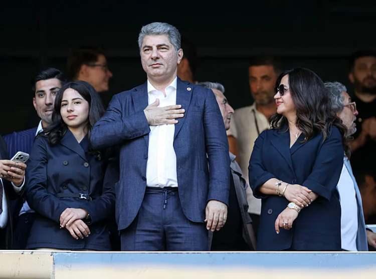 <p>Fenerbah&ccedil;e başkanlık se&ccedil;imlerinde Hakan Safi'nin se&ccedil;im vaatlerinden biri olan Hakan &Ccedil;alhanoğlu, Sarı-lacivertli takıma gelmeyi kabul etmişti.</p>
