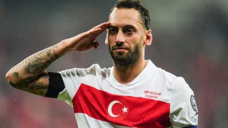 <p>Yıldırım'ın milli futbolcuyla ilgilendiği ve D&uuml;nya Kupası sonrası Inter ile g&ouml;r&uuml;şmelerin başlayacağı ifade edildi.<br />
<br />
(FOTOMA&Ccedil;)</p>
