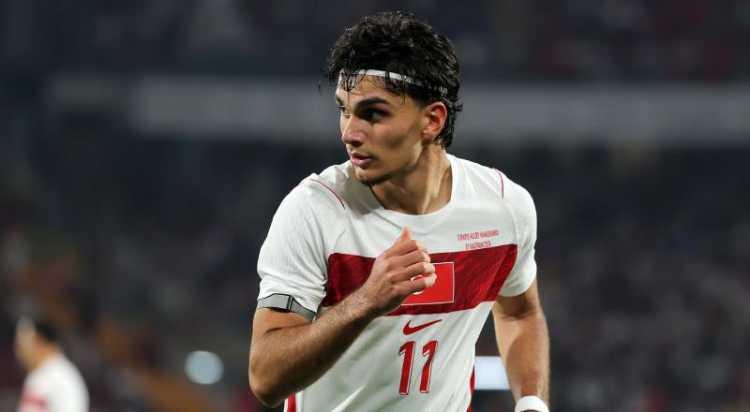 <p>Frankfurt, Galatasaray'ın istediği Can Uzun i&ccedil;in kapıyı 60 milyon eurodan a&ccedil;tı ancak taraflar 40-45 milyon Euro arasında orta yolu bulacak.<br />
<br />
(FOTOMA&Ccedil;)</p>
