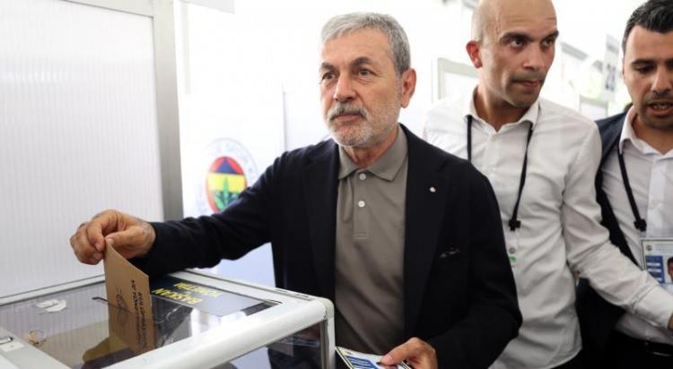 <p>Aziz Yıldırım'ın, Fenerbah&ccedil;e başkanlığını kazanmasının ardından teknik direkt&ouml;rl&uuml;k g&ouml;revi i&ccedil;in Aykut Kocaman'ı a&ccedil;ıklamaya hazırlandığı belirtildi.<br />
<br />
Kocaman'ın yardımcılarından birinin Dirk Kuyt olabileceği, sarı-lacivertlilerin Hollandalı ismi ikna etmeye &ccedil;alıştığı ifade edildi.<br />
<br />
(FOTOMA&Ccedil;)</p>
